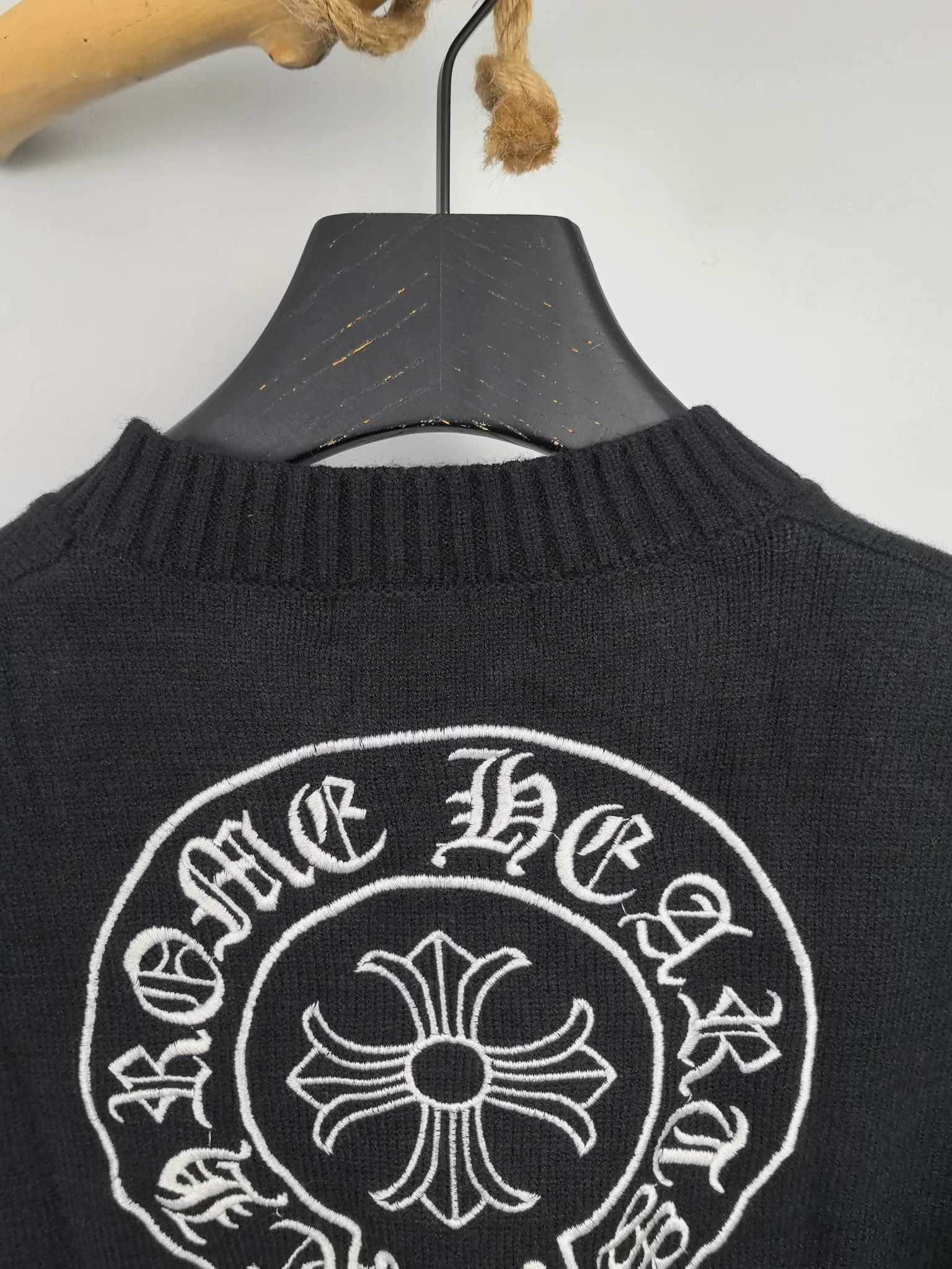 P360 Chrome Hearts 2025 new Sanskrit cross-flower knitted pullover in autumn and winter. The fabric is made of pure cotton wool. It has a delicate and soft touch. The texture is breathable. It is matched with 1x1 thread in the same cylinder. The collar thread is a pure cotton zipper thread. The back is made of imported embroidery machine and is not easy to fall off. It is super delicate. It is like a ceiling. The hangtags are all developed and customized according to the original version. It adopts a box-cut design, which is more simple and loose, and also hides meat and skinny products. The product is extremely difficult. Extremely white and youthful, suitable for both men and women. It is an indispensable simple item in autumn. Positioned tailoring. Oversize. Loose fit. Full of details. Customized matching accessories. Leather embossed craftsmanship. The style is rock and roll retro. The workmanship and texture are first-class. The three labels are consistent. The packaging bag has a logo. It is tall and can be worn by both men and women.
